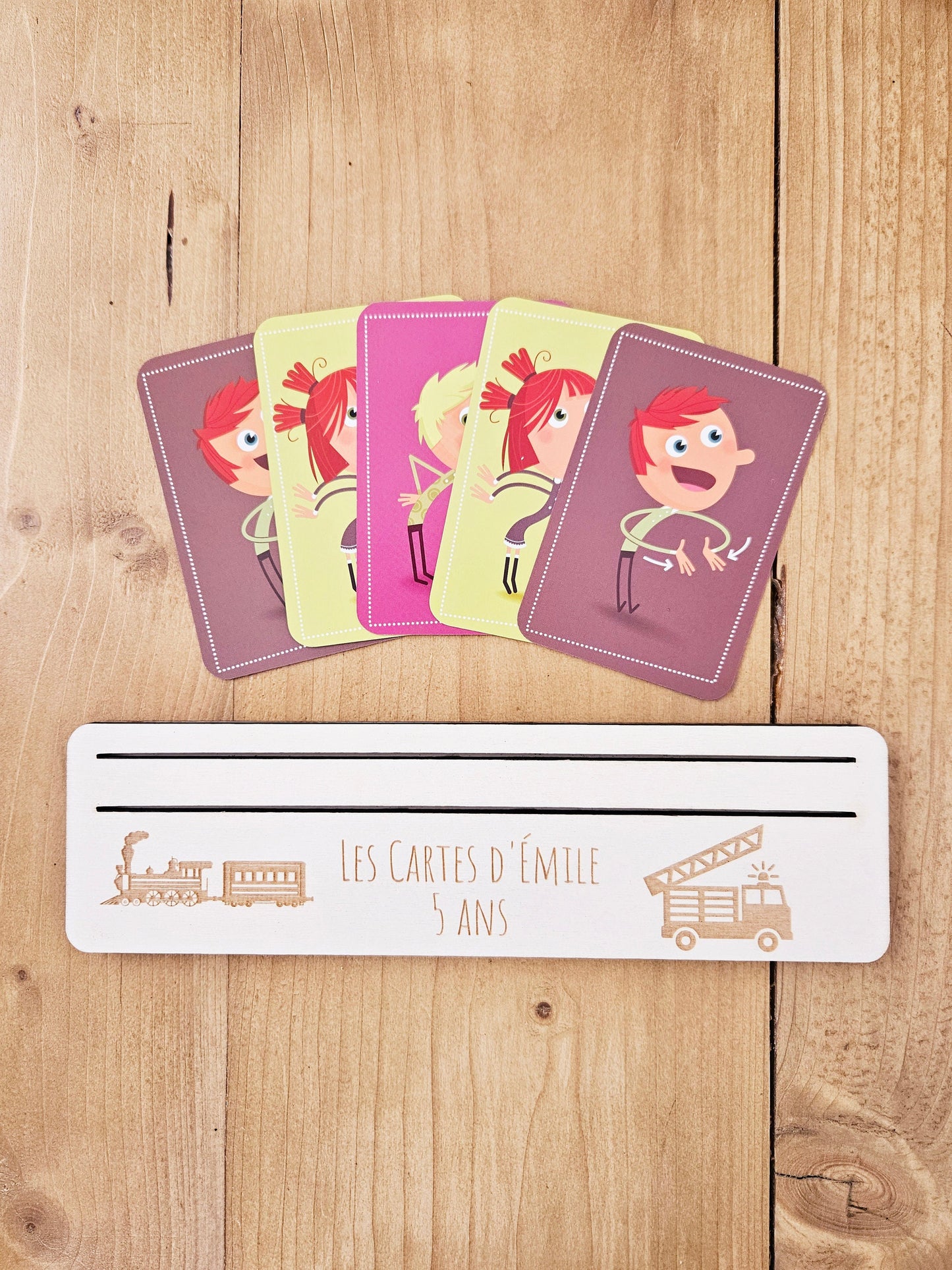 Porte carte / support carte de jeu enfant personnalisé - carte à jouer - autonomie - prénom - pompier train cadeau personnalisé enfant